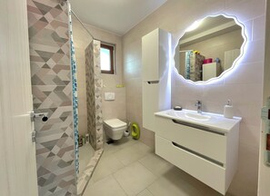 Douche, sèche-cheveux, serviettes fournies, savon