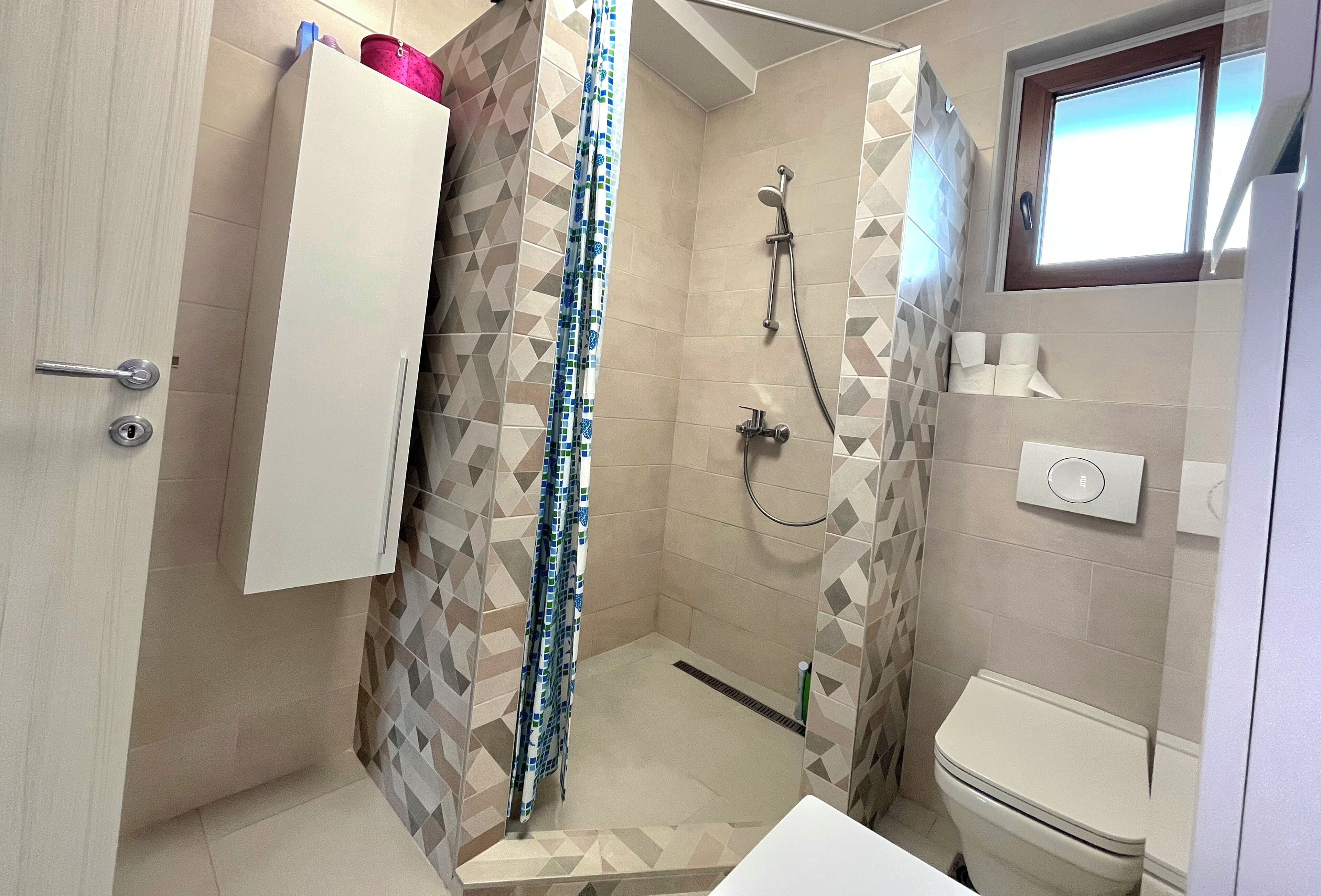 Een douche, een haardroger, handdoeken, zeep