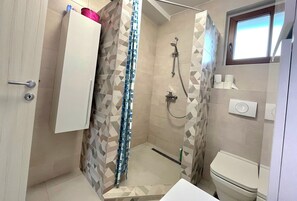 シャワー、ヘアドライヤー、タオル、石鹸