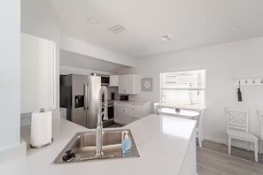 Private kitchen - Cottage on Dona Bay (Nokomis)