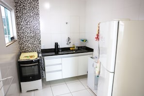 Fridge, oven, toaster, cookware/dishes/utensils - Apto com Churrasqueira perto da Praia do Trevo (Rio das Ostras)