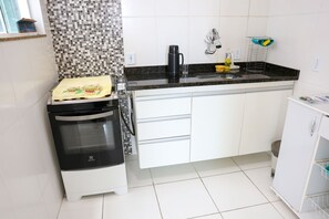 Fridge, oven, toaster, cookware/dishes/utensils - Apto com Churrasqueira perto da Praia do Trevo (Rio das Ostras)