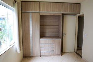 Une pièce dotée d’une armoire intégrée, comprenant plusieurs tiroirs et une porte.