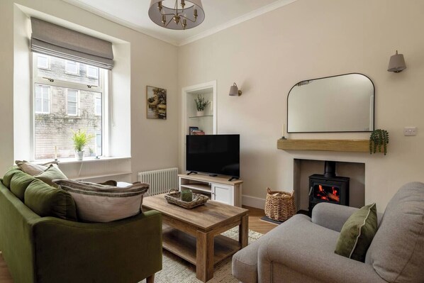 TV, fireplace