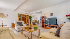 TV, fireplace - Greice Homes - Villa Vieira (Quarteira)