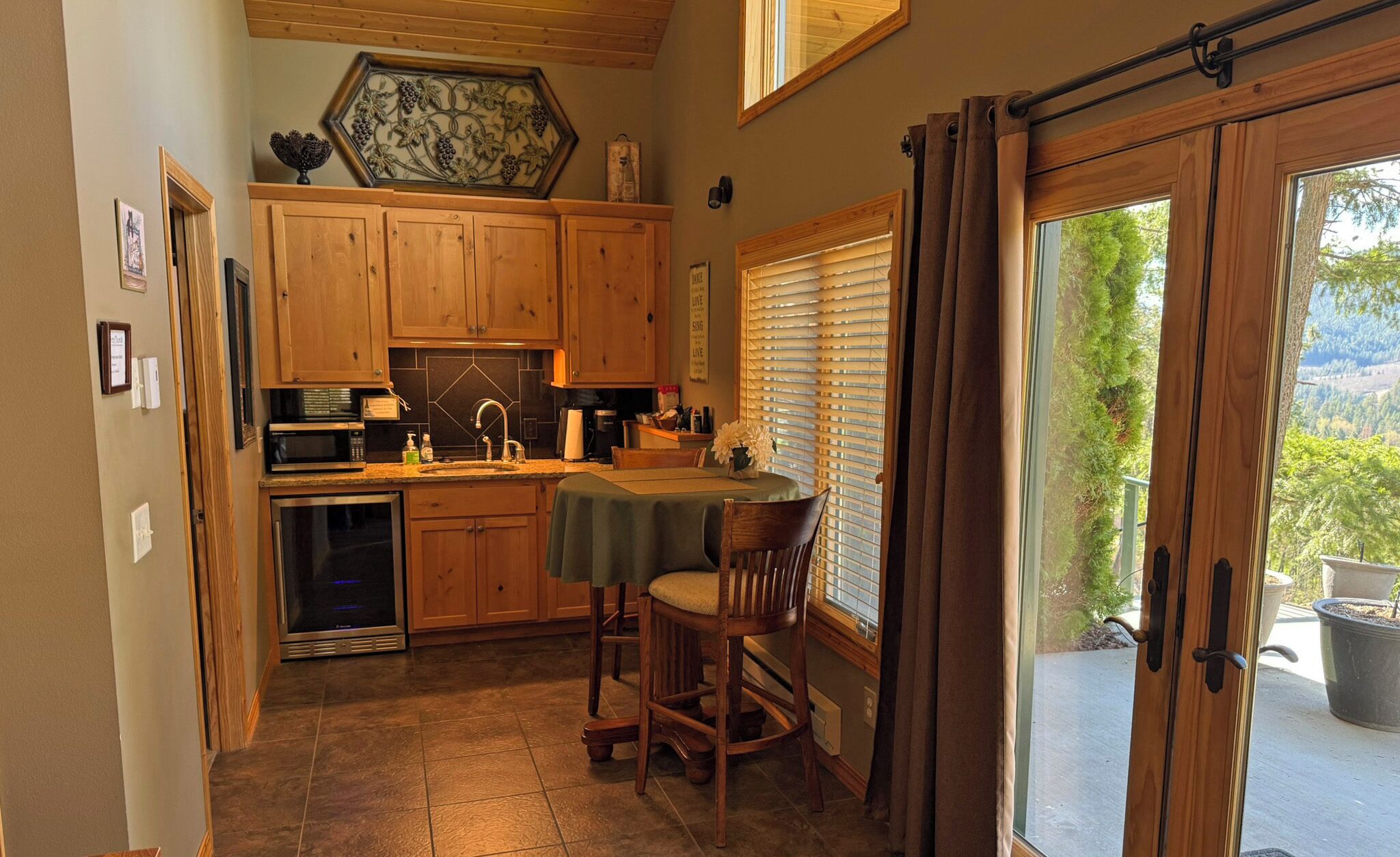 Enchantment Guest Haus, Mountain View | Private kitchen | Mini-fridge, microwave, cookware/dishes/utensils