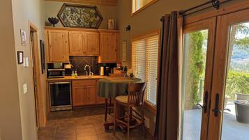 Enchantment Guest Haus, Mountain View | Private kitchen | Mini-fridge, microwave, cookware/dishes/utensils