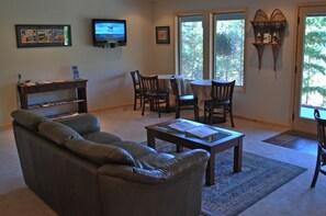 King-Private Bathroom-Luxury-Mountain view-Tumwater Mountain Room - Room Only | Vardagsrum