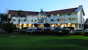 A multi-story hotel with a central atrium, multiple balconies, and a parking lot. - park hotel morotin (Santa Maria)