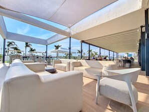 Outdoor dining - Apartment with balcony and pool views (Torre Pacheco)