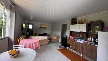 Una Smart TV, un reproductor de DVD, un reproductor estéreo