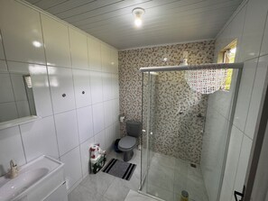 Shower, toilet paper - Pousada Praia Verde - Ilha Redonda | Palmitos-SC (Palmitos)
