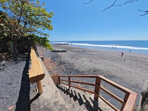 Plage, chaises longues, serviettes de plage