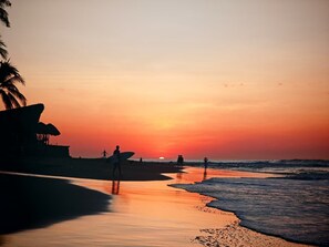 Plage, chaises longues, serviettes de plage