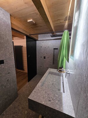 Jetted bath, hair dryer, bidet, towels - Muranche Lofts N1,
  elegant and refined loft with 2 bathroom (Pâquier)