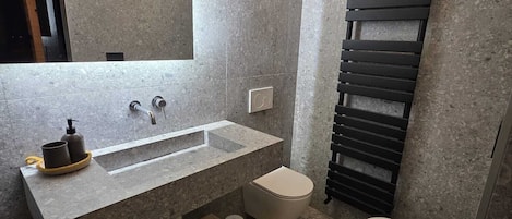 Jetted tub, hair dryer, bidet, towels