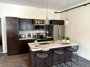 Réfrigérateur, micro-ondes, four, plaque de cuisson