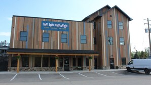 Un bâtiment avec une enseigne indiquant « The Inn Between » et un parking devant.