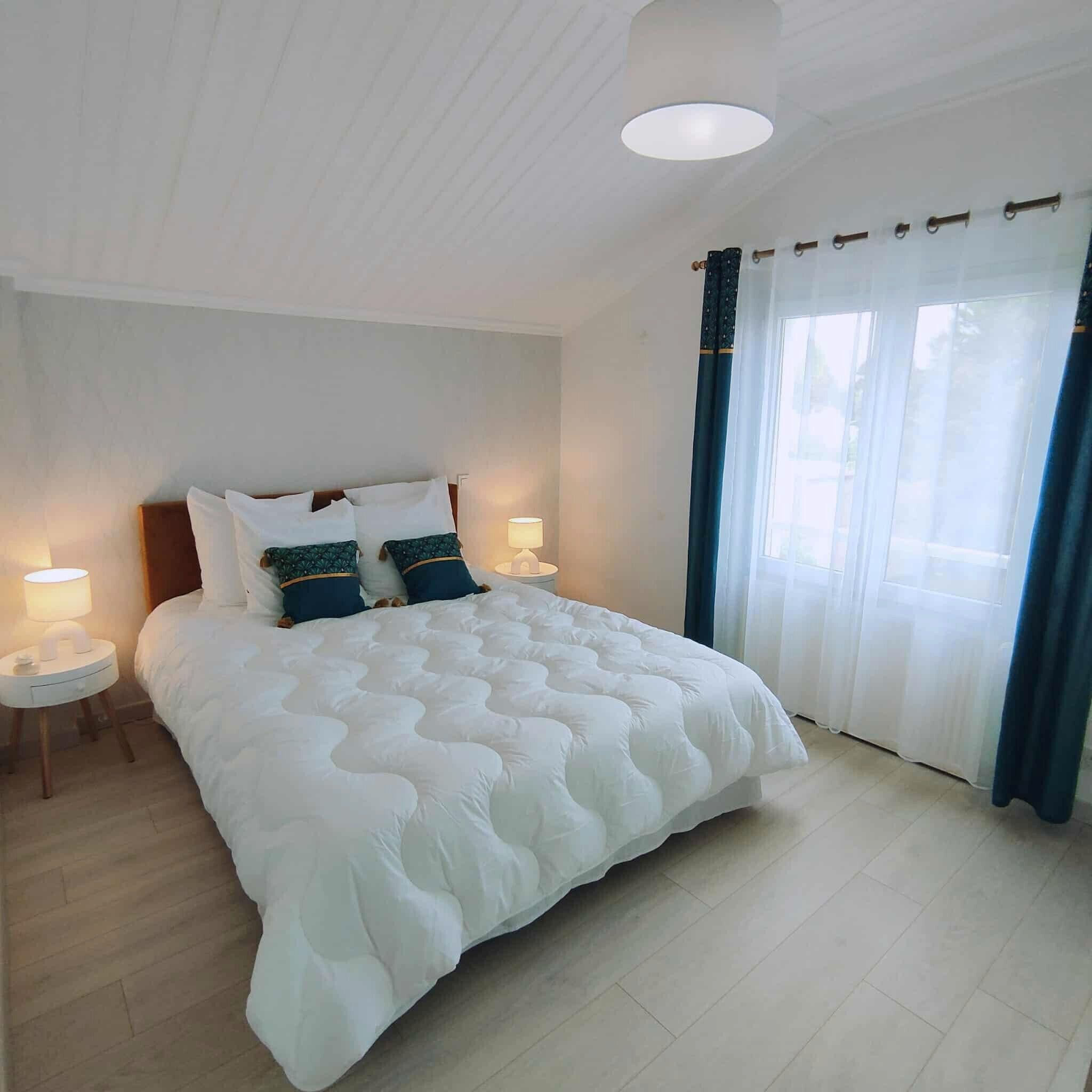 3 bedrooms, iron/ironing board, WiFi, bed sheets