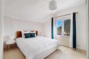 3 chambres, fer et planche à repasser, Wi-Fi, draps fournis