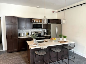 Réfrigérateur, micro-ondes, four, plaque de cuisson