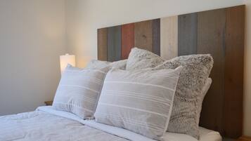 2 bedrooms, internet, bed sheets