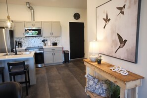 Kaffetrakter/tekoker, kjøleskap, mikrobølgeovn og ovn