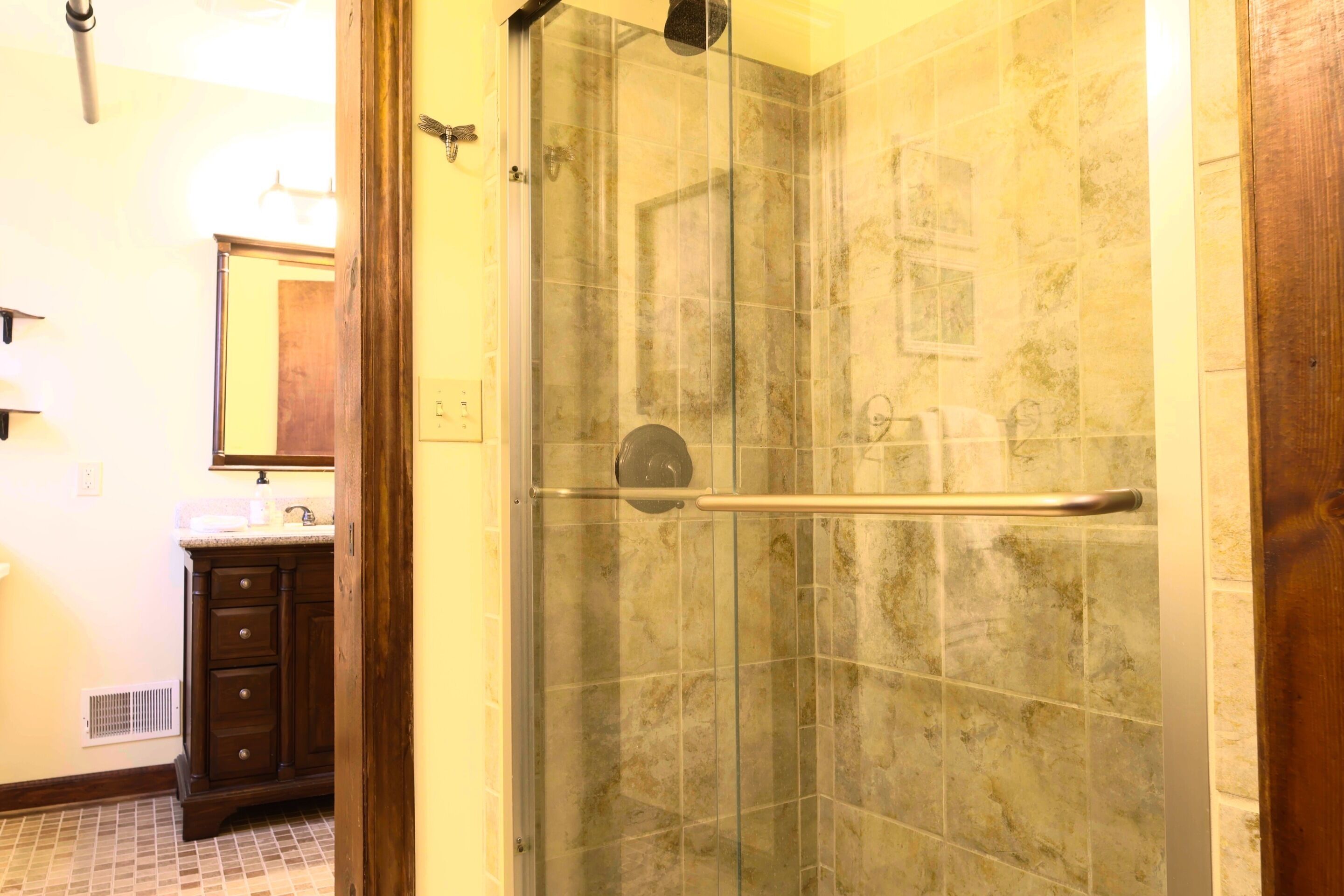 Douche, serviettes fournies, savon, shampoing