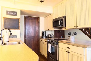 Réfrigérateur, four à micro-ondes, un four, surface de cuisson