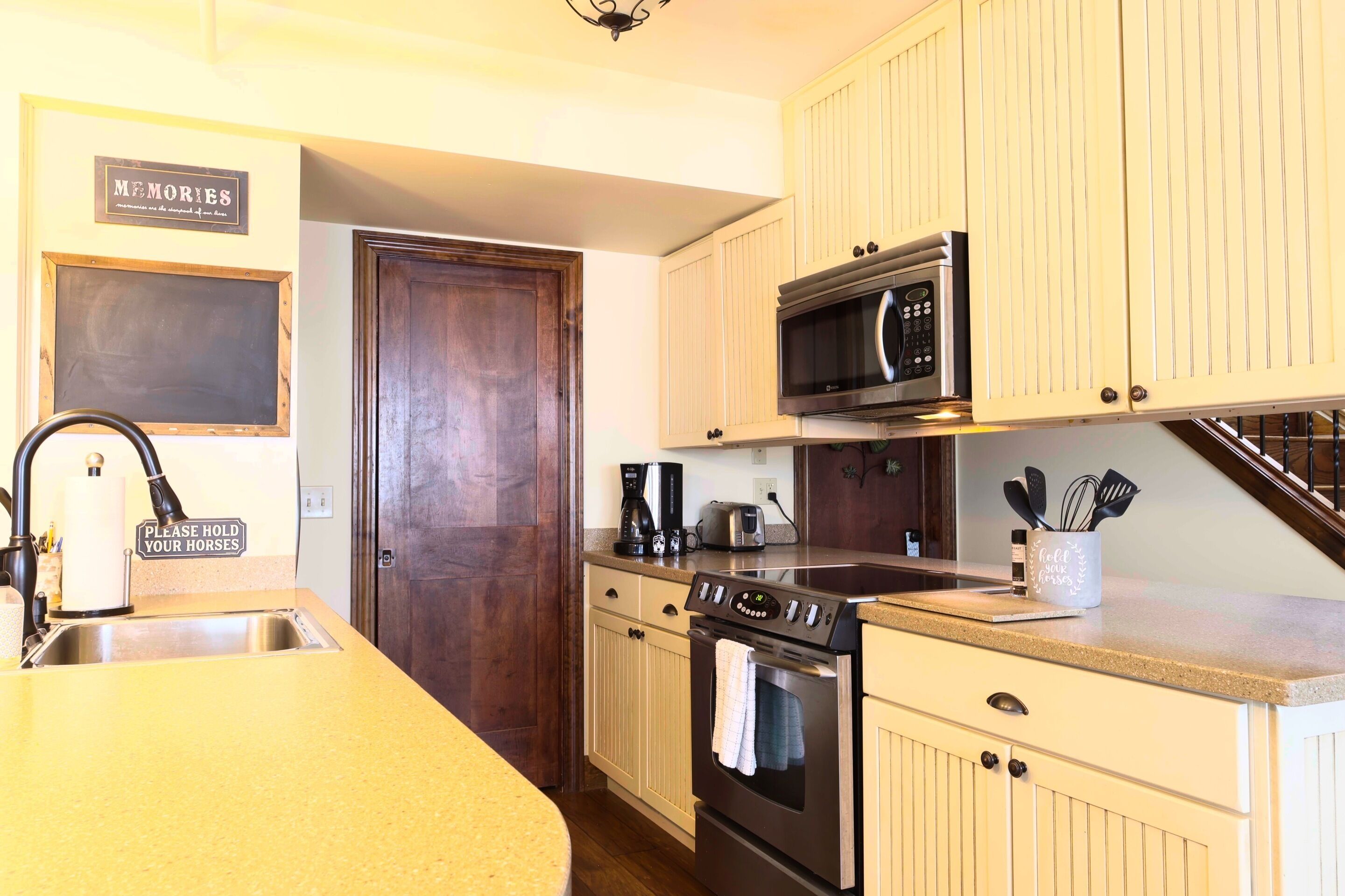 Coffee/tea maker, fridge, microwave, oven