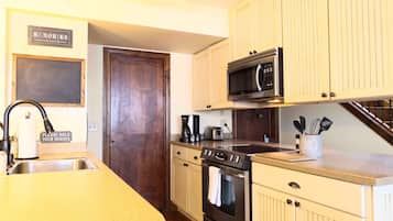 Coffee/tea maker, fridge, microwave, oven