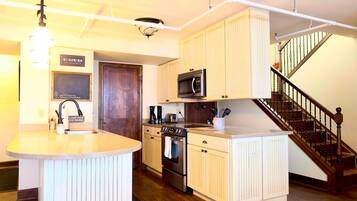 Coffee/tea maker, fridge, microwave, oven