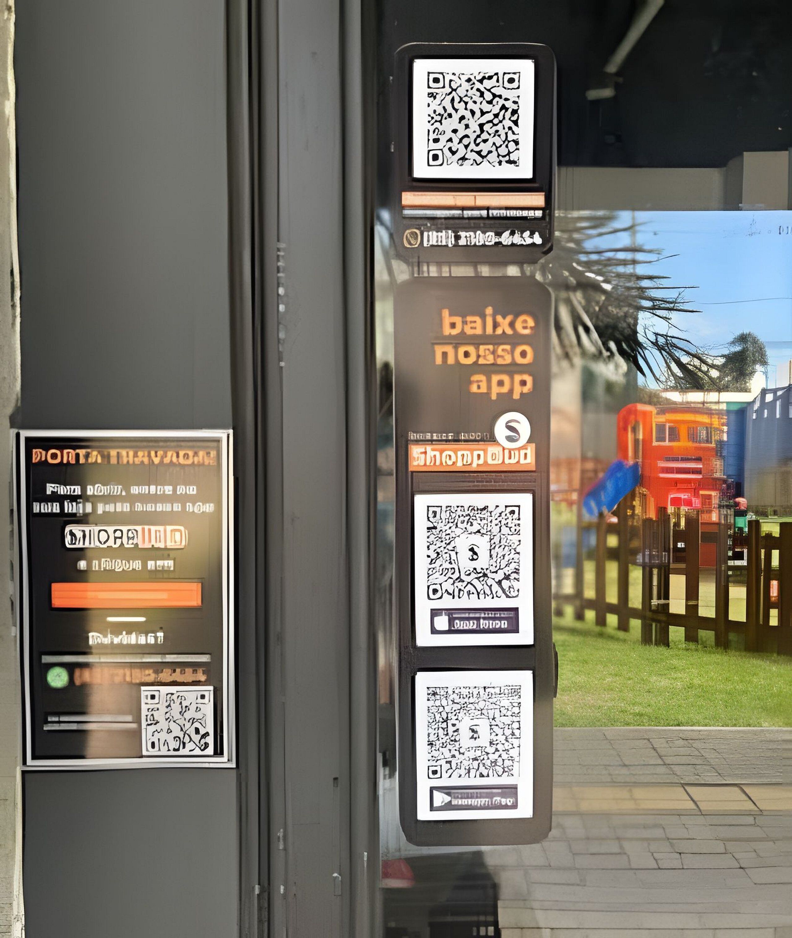 Un código QR, un refugio de autobús y un autobús.
