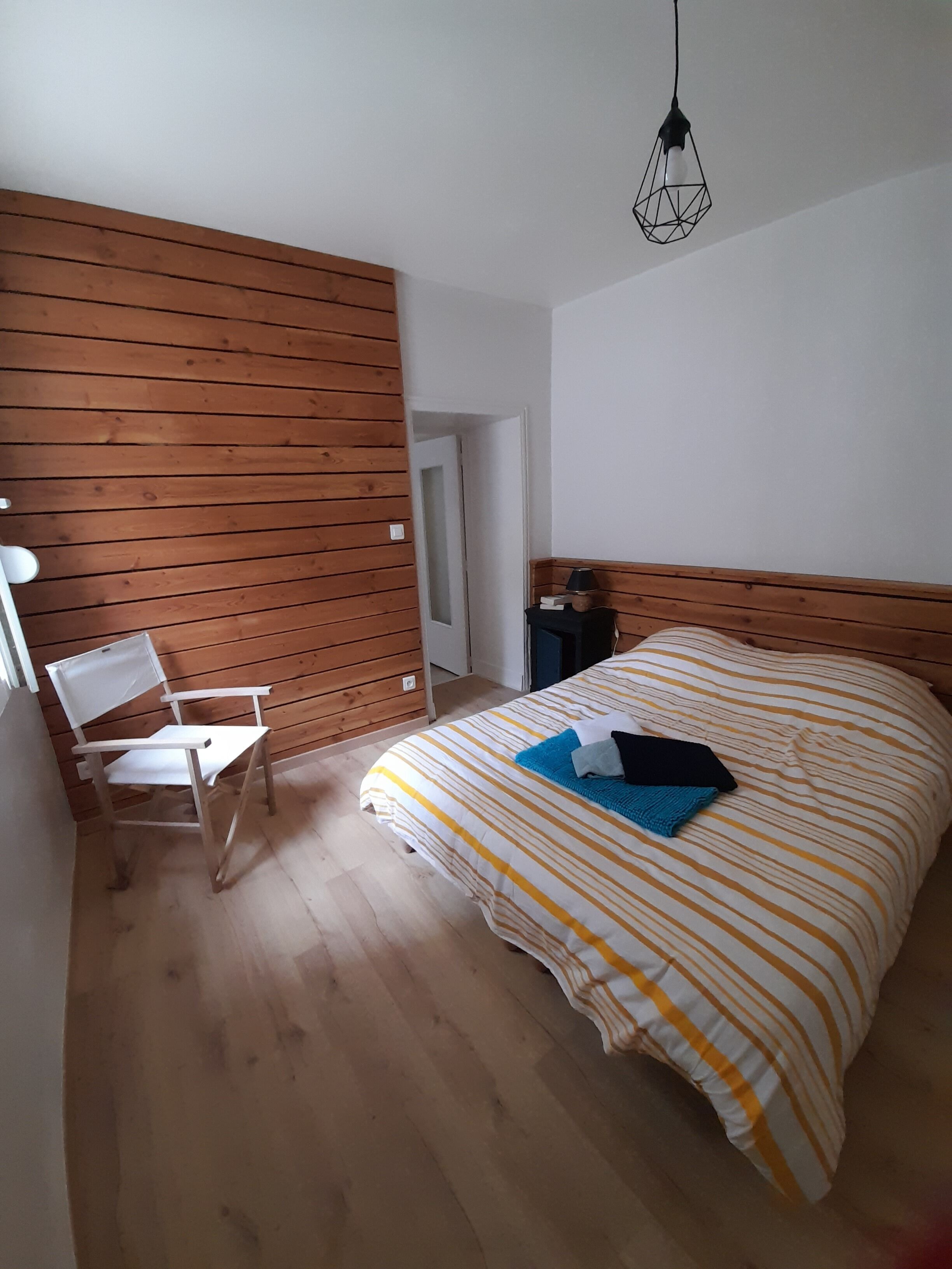 1 多间卧室、上网接入、床单