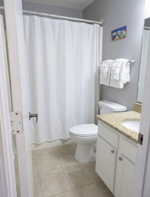 Shower, hair dryer, shampoo - Gulf Shores - Village by the Gulf 2/2 balcony (Gulf Shores)