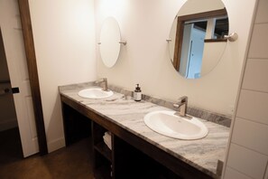 Shower, hair dryer, towels, toilet paper - Dove Suite, King Bed in Blue Ridge Mountains (Lexington)