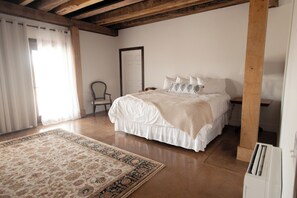 Unclassified image, 4 of 13, button - Blue Ridge Mountain Views, King Suite (Lexington)