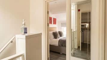 2 bedrooms, desk, WiFi, bed sheets