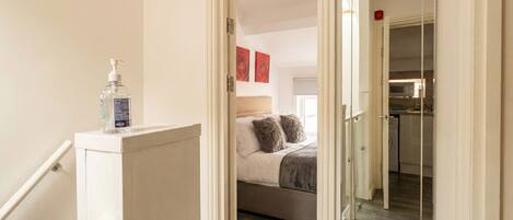 2 chambres, bureau, Wi-Fi, literie fournie