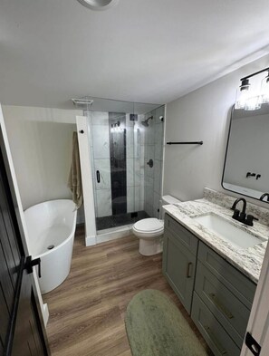 Towels, toilet paper - Midnight Mooring (New Tazewell)