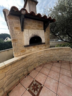 Exterior detail - Beautiful Provencal family home (Saint-Gilles)