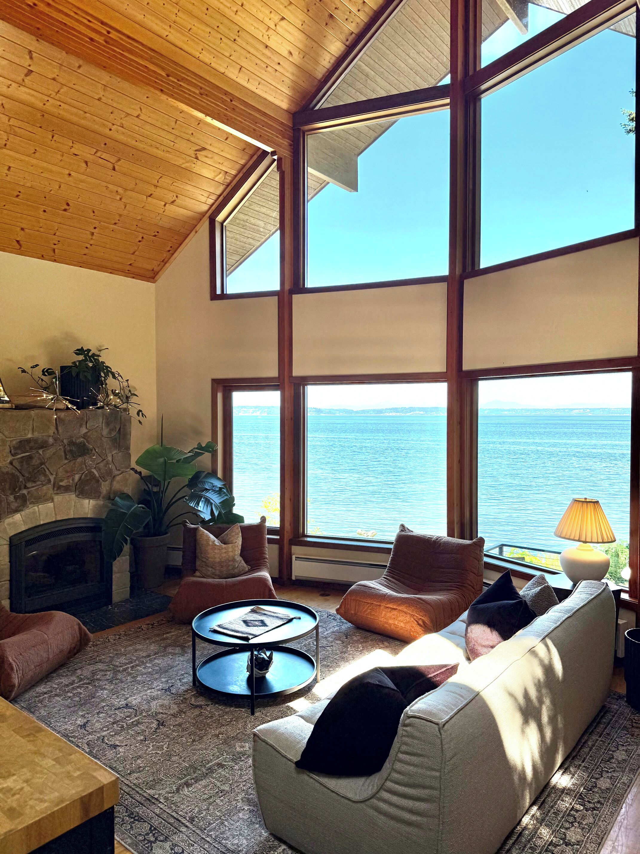 Smart TV, fireplace, ping pong, books