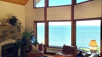 Smart TV, fireplace, ping pong, books