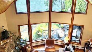 Smart-TV, peis, bordtennis og bøker