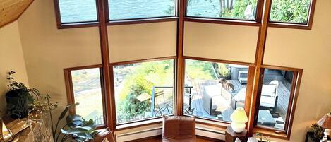 Smart TV, chimenea, tenis de mesa y libros