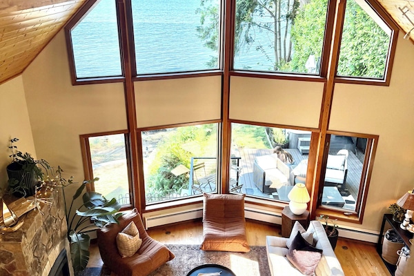 Smart-tv, eldstad, ett bordtennisbord och böcker