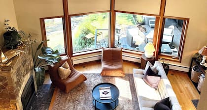 Beachfront Luxury Retreat: Hot Tub, 3 King Beds + Ensuites, Stunning Sea Views