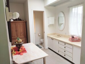 Unclassified image, 3 of 6, button - Private Guest Suite with Kitchen, Private Bath & Separate Entrance (Carmel-by-the-Sea)