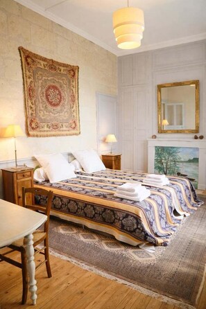 6 bedrooms, desk, iron/ironing board, Internet - The Old Presbytery - Bréhémont (Bréhémont)