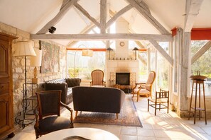 Télévision, table de tennis de table, livres